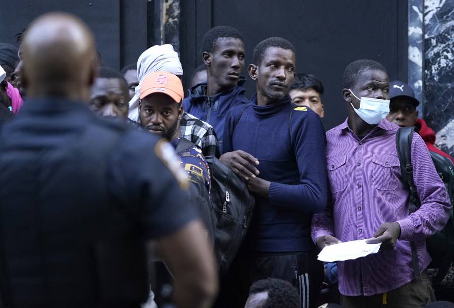 Ciudad de Nueva York plantea recortar gasto destinado a migrantes