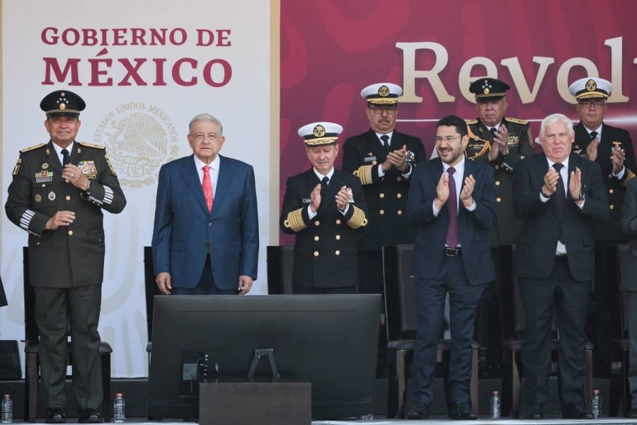 Asiste Martí Batres a Desfile por el 113 Aniversario de la Revolución Mexicana