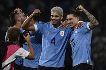Uruguay golea a Bolivia en la vuelta de Luis Su&aacute;rez y lidera la eliminatoria
