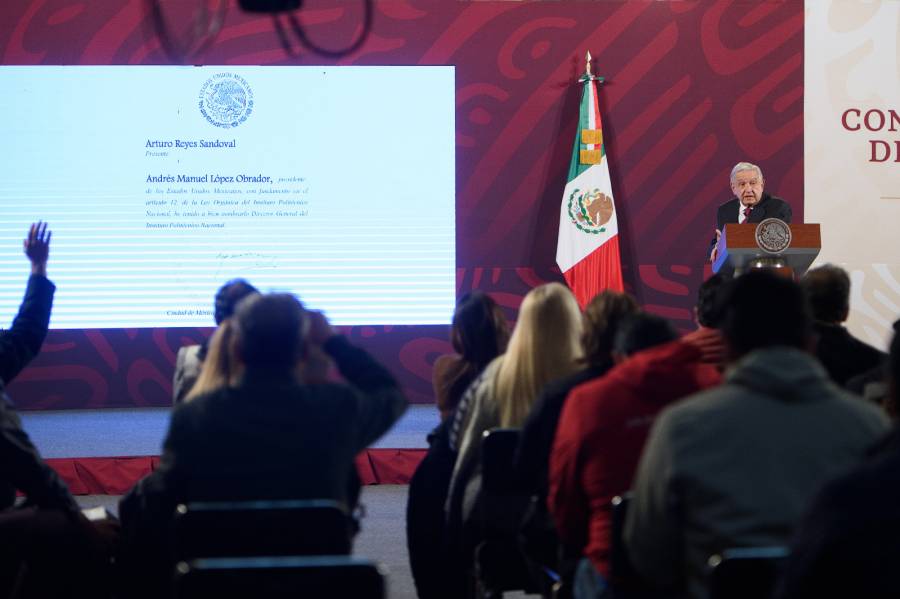 AMLO ratifica a Reyes Sandoval como director del IPN
