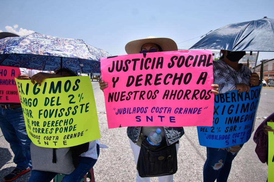 Se manifiestan en avenida Universidad por falta de atención en el ISSSTE
