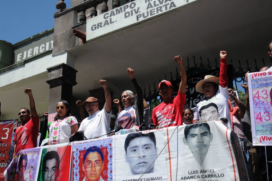 Padres de los 43 de Ayotzinapa marchan en la CDMX para exigir justicia