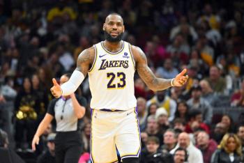 LeBron James se lleva victoria y homenaje en su regreso a Cleveland