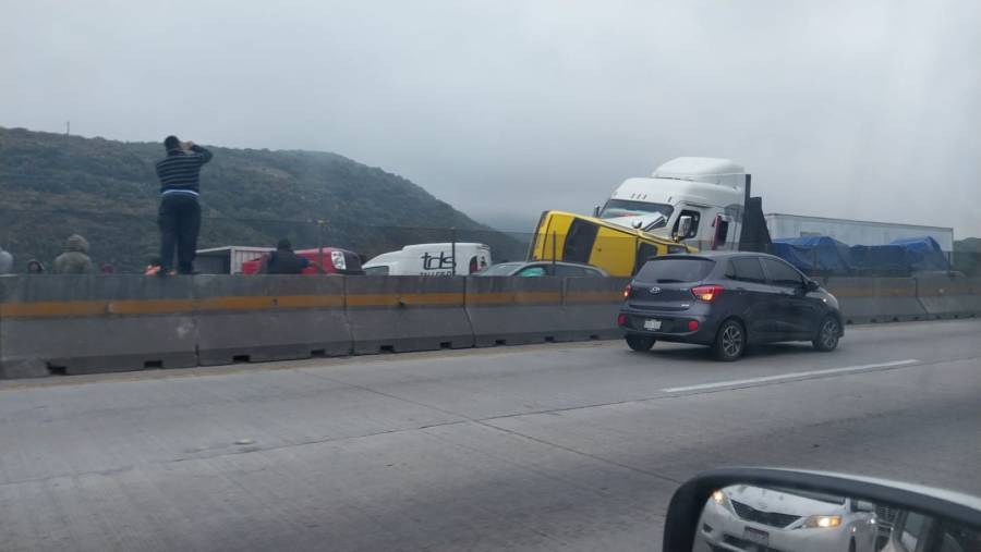 Caos vial en la autopista México-Querétaro: Aparatosa carambola genera cierre total