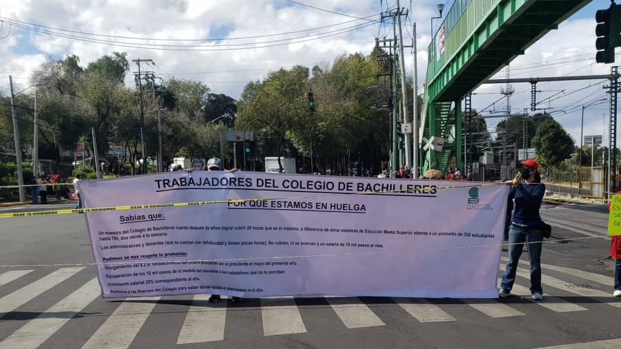 Trabajadores del Colegio de Bachilleres marchan en demanda de mejoras salariales