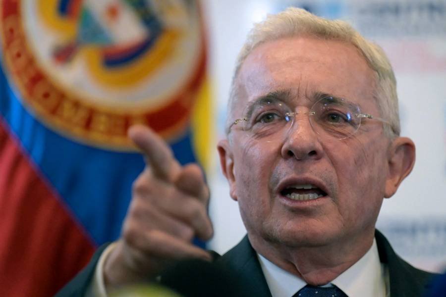Uribe niega vínculos con paramilitares que masacraron campesinos en Colombia