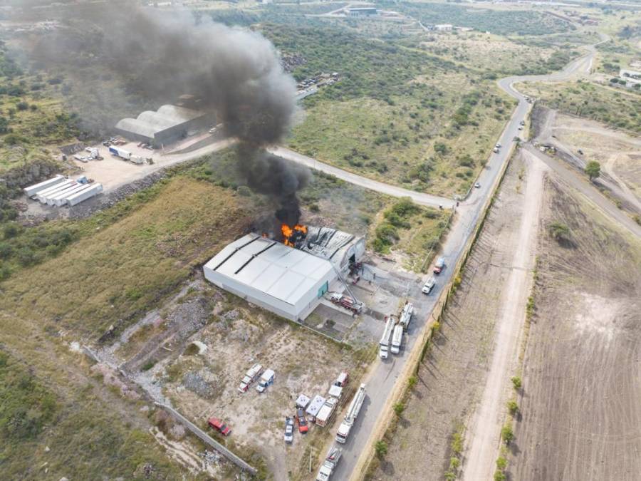 Protección Civil de El Marqués atendió incendio en bodega cercana al Eco Centro Expositor