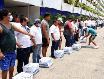 Inicia entrega de apoyos a los afectados por el huracán Otis en Guerrero