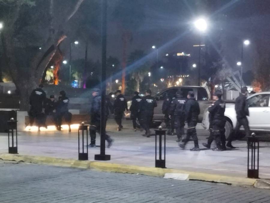 Blindan el Palacio de Gobierno de Nuevo León en plena disputa por la gubernatura