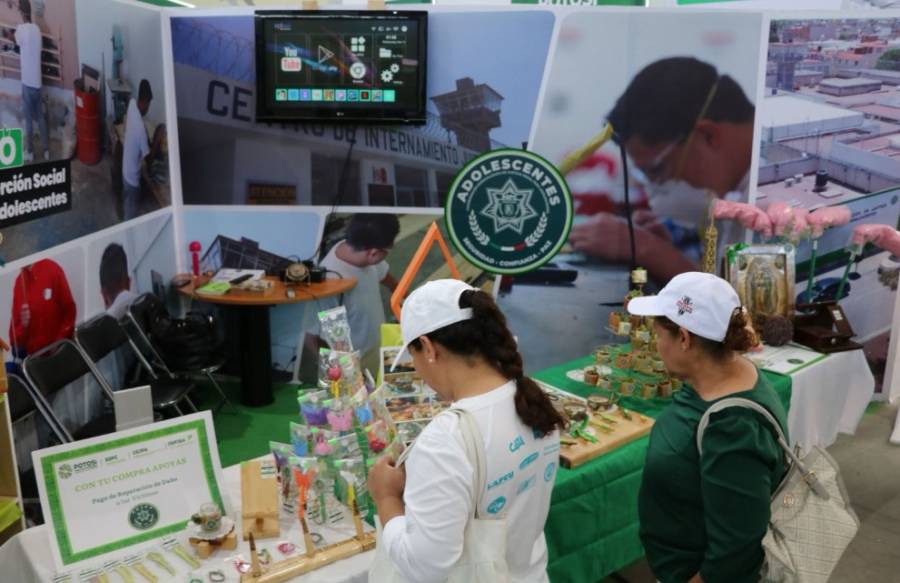 Con apoyo del gobierno de SLP personas privadas de la libertad elaboran artículos navideños
