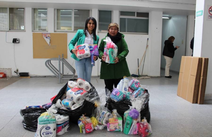 Mujeres reciben artículos donados en carrera con causa