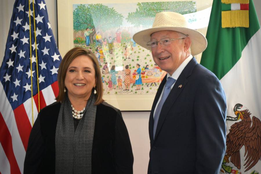 Xóchitl Gálvez se reúne con Ken Salazar y pide que EEUU observe el proceso electoral en México