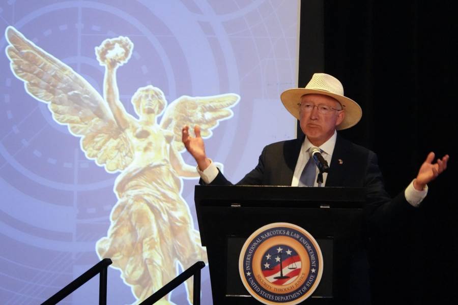 Ken Salazar señala que 70% de las armas que llegan a México provienen de Estados Unidos