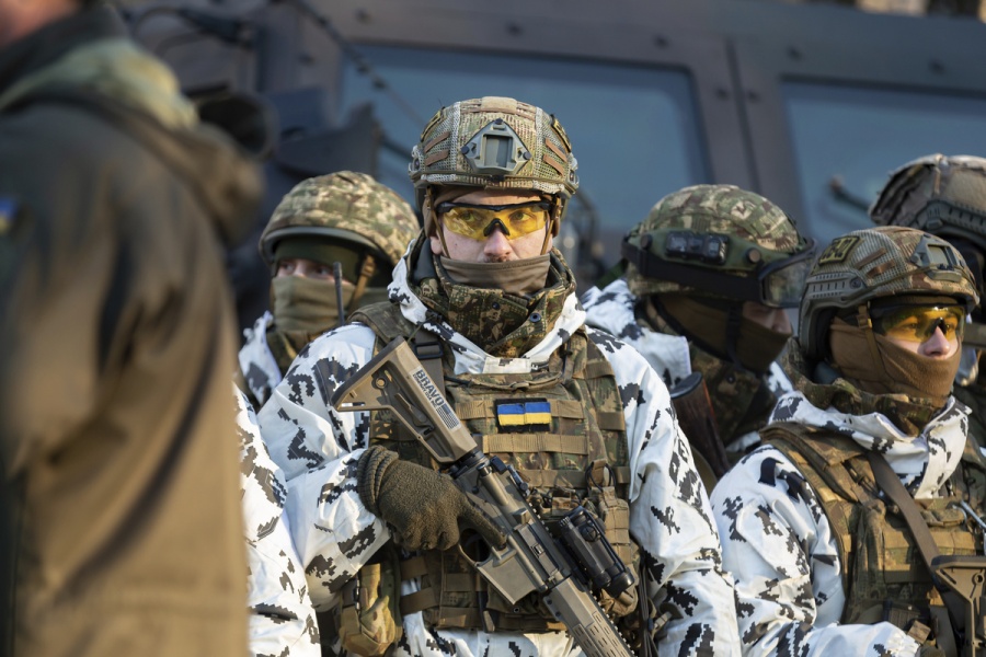 Ucrania se va quedando sola, los frentes de sus aliados se multiplican