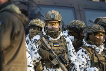 Ucrania se va quedando sola, los frentes de sus aliados se multiplican