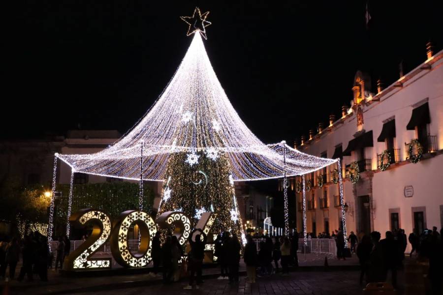 Iluminan centro histórico de Querétaro con motivos navideños