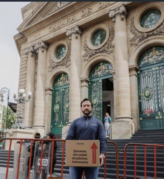 Entregan firmas en Congreso CDMX, para regular uso de plástico en comercio electrónico