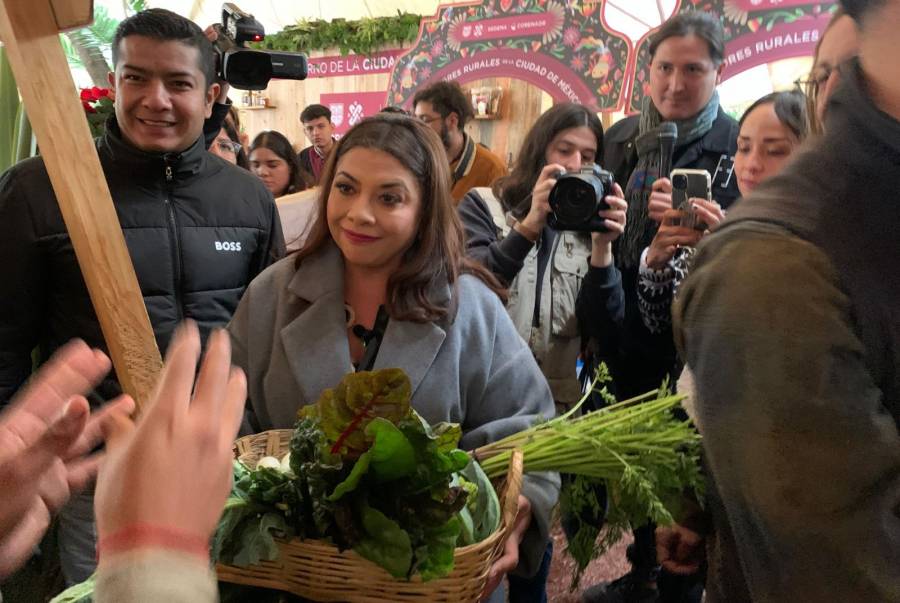 Clara Brugada recorre Huerto Roma Verde en apoyo a productores orgánicos en CDMX