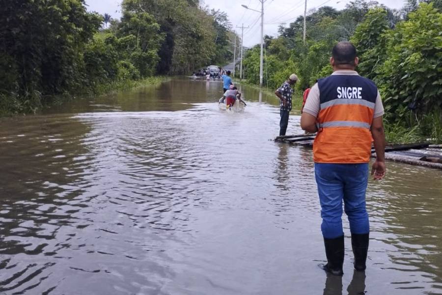 Desbordamiento de tres ríos deja unas 400 personas afectadas en Ecuador