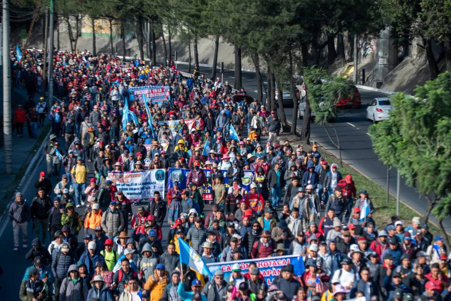 Presidente electo Arévalo encabeza marcha contra la corrupción en Guatemala