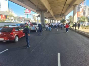 Vecinos de Jardines del Pedregal bloquean vialidad en Periférico Sur por falta de agua