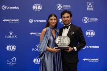 “Checo” Pérez recibe premio por subcampeonato del mundo de la F1