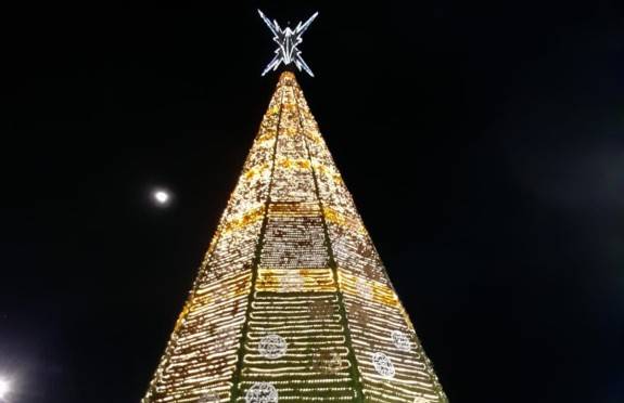 Disfruta del encendido del Árbol Navideño y espectáculo en Fenapo