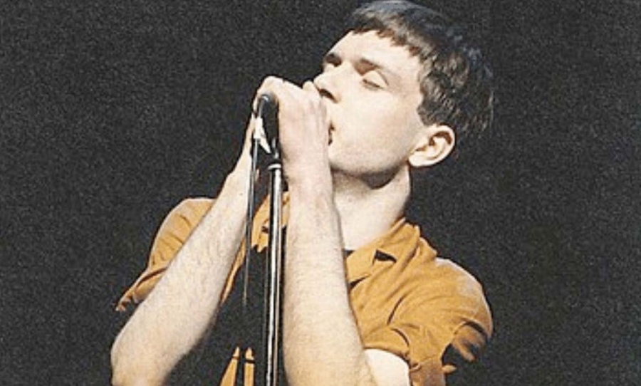 Cinco cosas que no sabías de Ian Curtis, el cantante de la icónica banda Joy Division