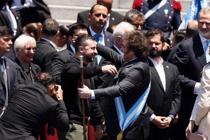 Se encuentran dos outsiders en Buenos Aires: Zelenski y Milei