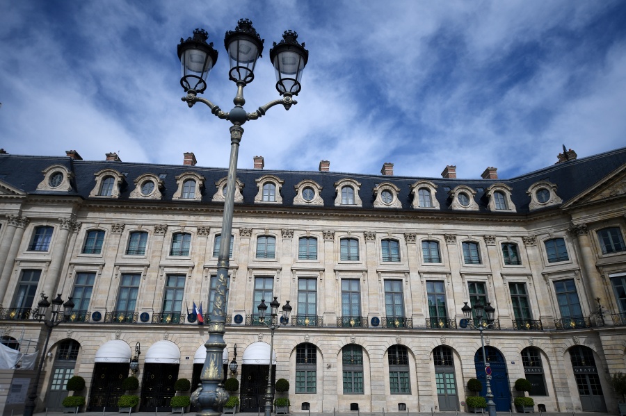 Hotel Ritz de París halla desaparecido anillo de clienta en aspirador