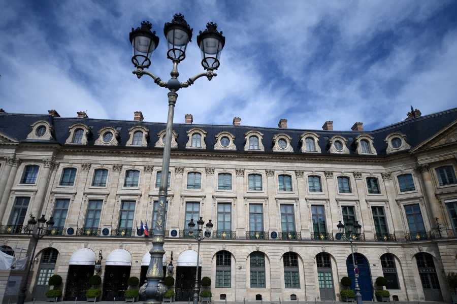 Hotel Ritz de Par&iacute;s halla desaparecido anillo de clienta en aspirador