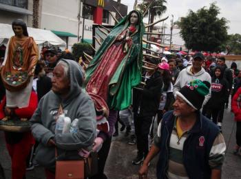 Edomex: Peregrinos en rumbo a la Basílica de Guadalupe desafían la lluvia y el frío