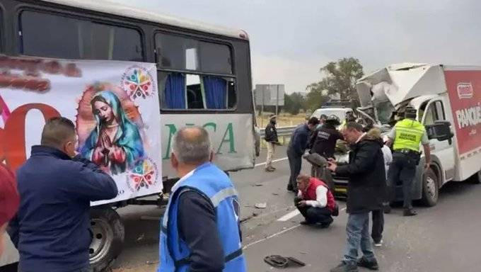 Accidente en la autopista México-Pachuca involucra a peregrinos y vehículo de reparto