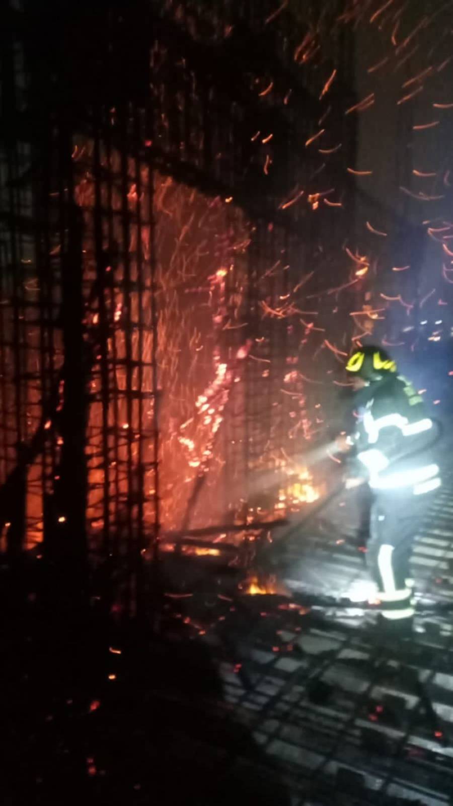 Noche de fuego en Polanco: Bomberos logran controlar incendio en construcción