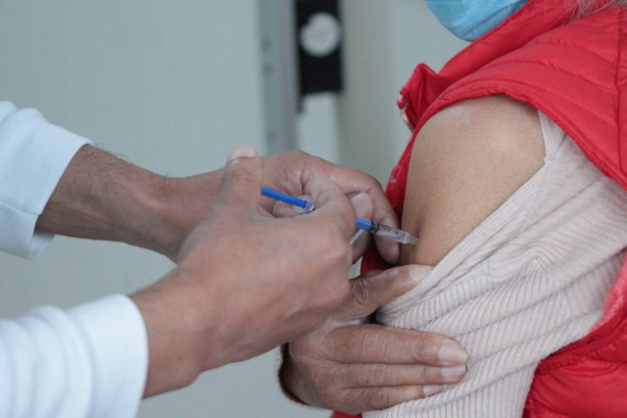 Adultos mayores y mujeres embarazadas confían en la vacunación contra COVID-19 e Influenza