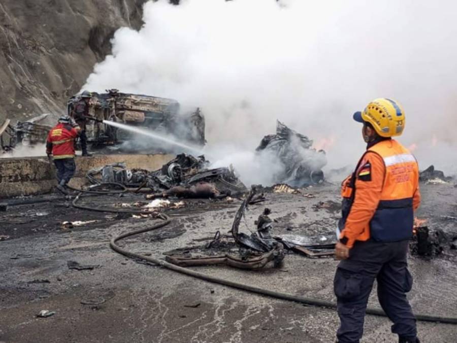 Cami&oacute;n embiste fila de veh&iacute;culos y deja al menos 8 muertos en Venezuela