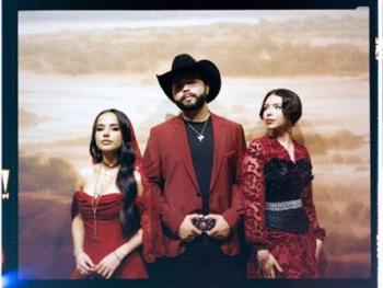 Becky G presenta video de “Por el contrario” al lado de Ángela y Leonardo Aguilar