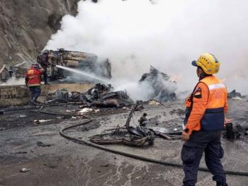 Cami&oacute;n embiste fila de veh&iacute;culos y deja al menos 8 muertos en Venezuela