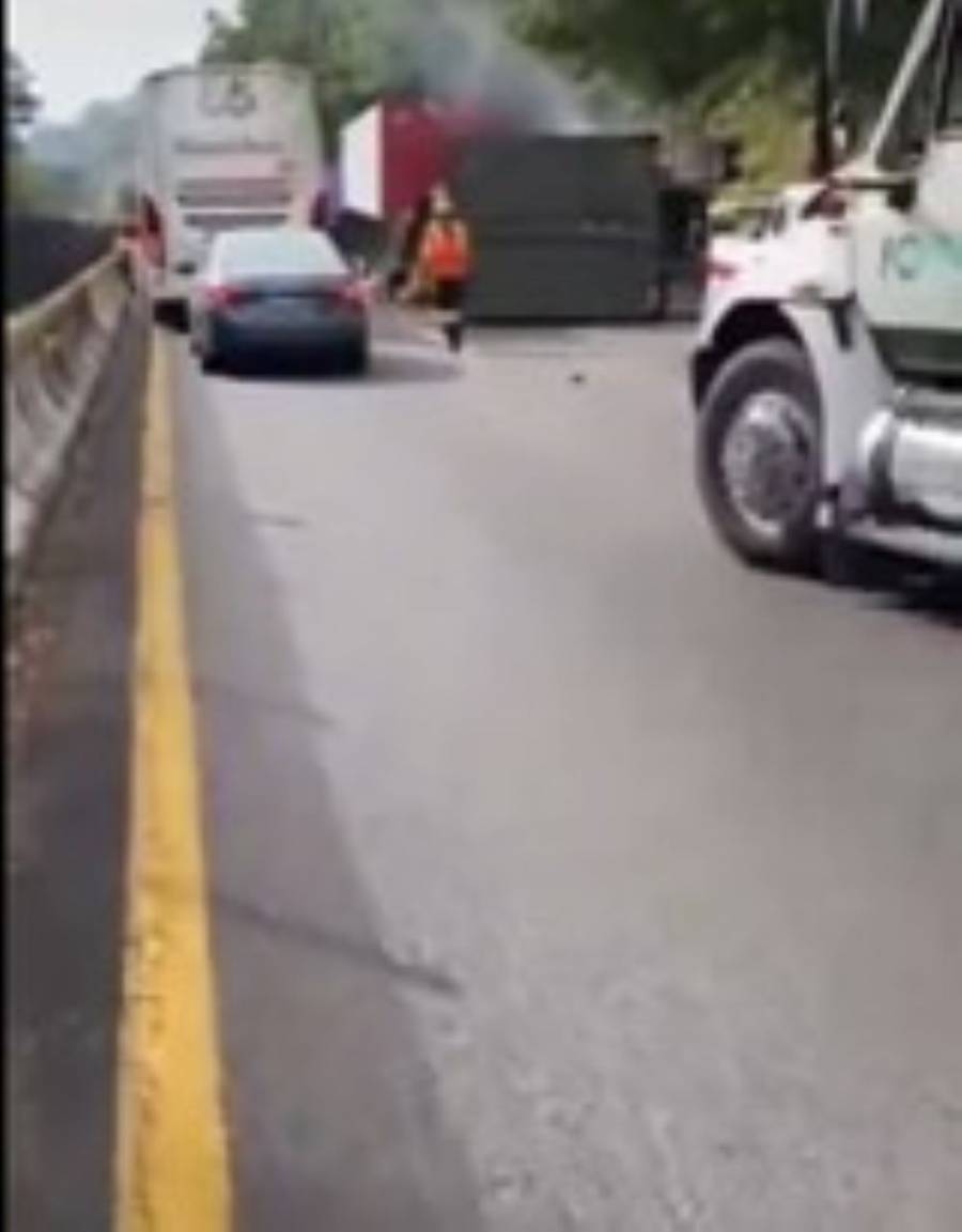 Tr&aacute;iler de v&iacute;veres del ejercito volc&oacute; sobre la M&eacute;xico-Puebla