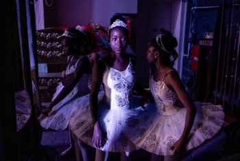 Los ni&ntilde;os de una barriada de Kenia sue&ntilde;an con convertirse en estrellas de ballet