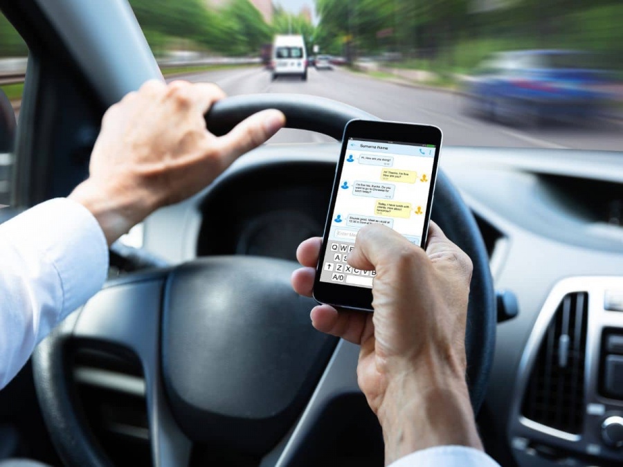 En estas vacaciones decembrinas no uses el celular cuando manejes en carretera