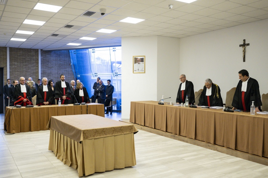 El Vaticano condena a un cardenal a 5 a&ntilde;os y medio de prisi&oacute;n por fraude financiero
