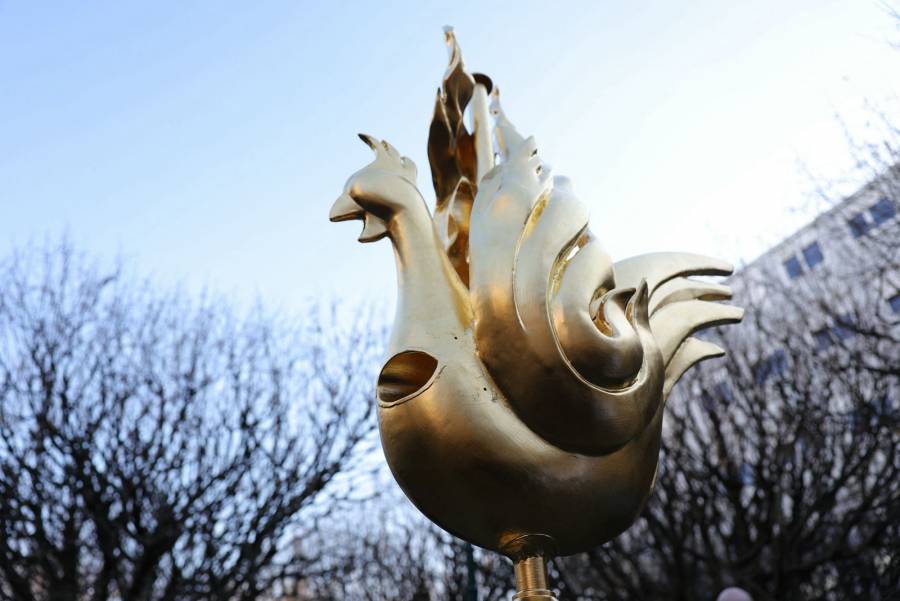 Notre Dame recupera el gallo que coronaba la aguja de la catedral