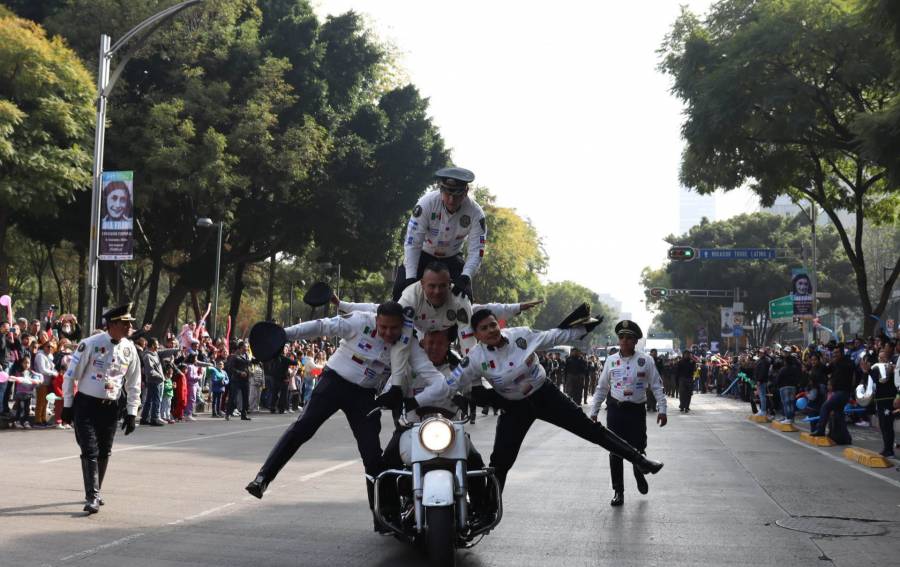 Más de 2 mil 500 elementos desfilan en Ciudad de México en el día del policía