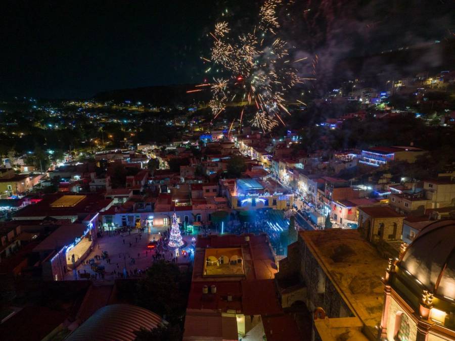 Encienden el tradicional Árbol de Navidad en La Cañada, El Marqués