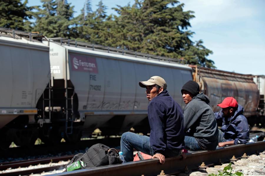 Migrantes en ruta: Resistiendo el frío en su camino hacia la frontera