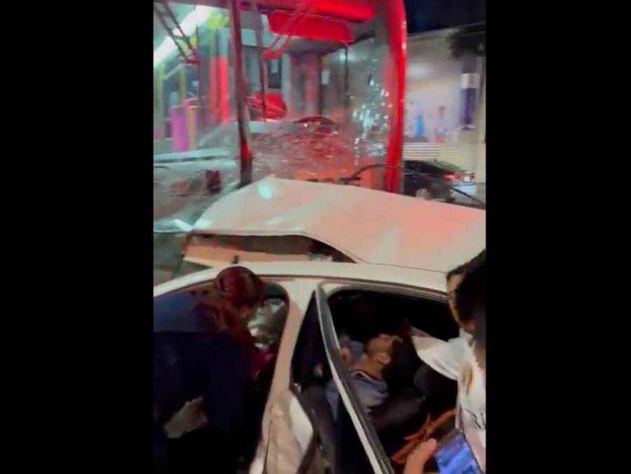 Tr&aacute;gico choque entre Metrob&uacute;s y veh&iacute;culo particular en Benito Ju&aacute;rez: Un fallecido