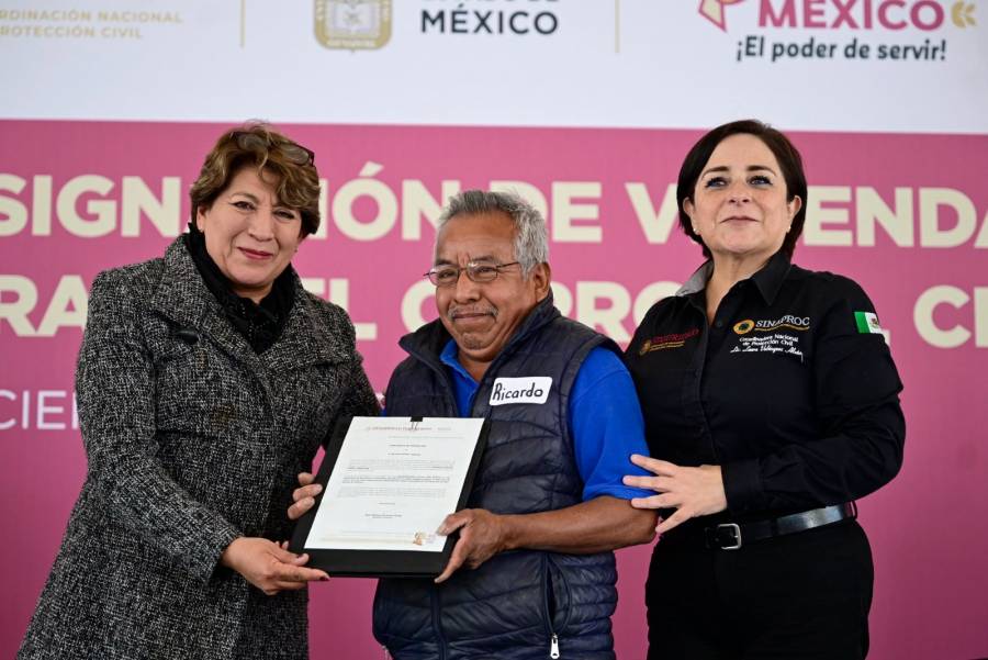 Entregan constancias a familias damnificadas por derrumbe en el Cerro del Chiquihuite