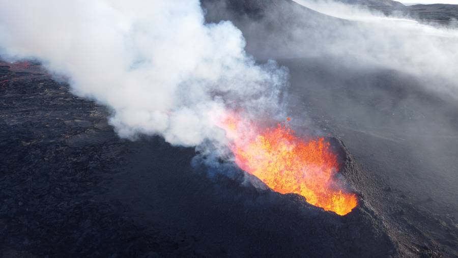 Volcán hace erupción cerca de la capital islandesa de Reikiavik
