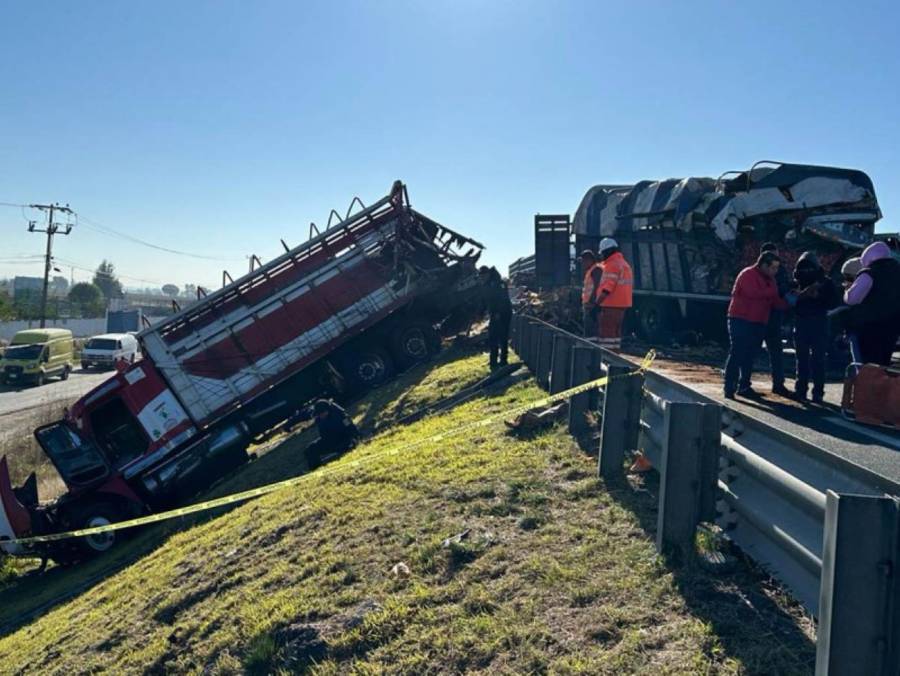 Trágico choque en el circuito exterior mexiquense deja siete víctimas